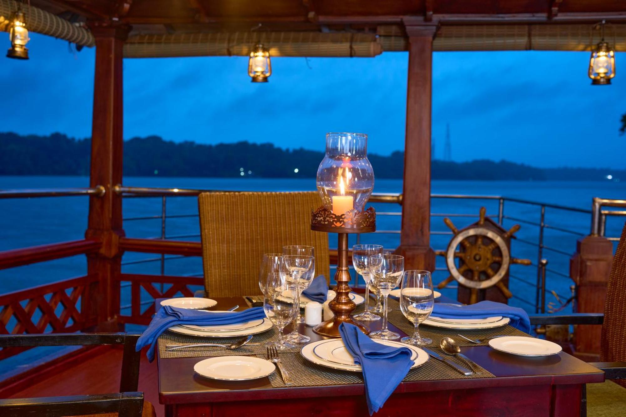 The Leela Ashtamudi, A Raviz Hotel Kollam Εξωτερικό φωτογραφία Dinner on board