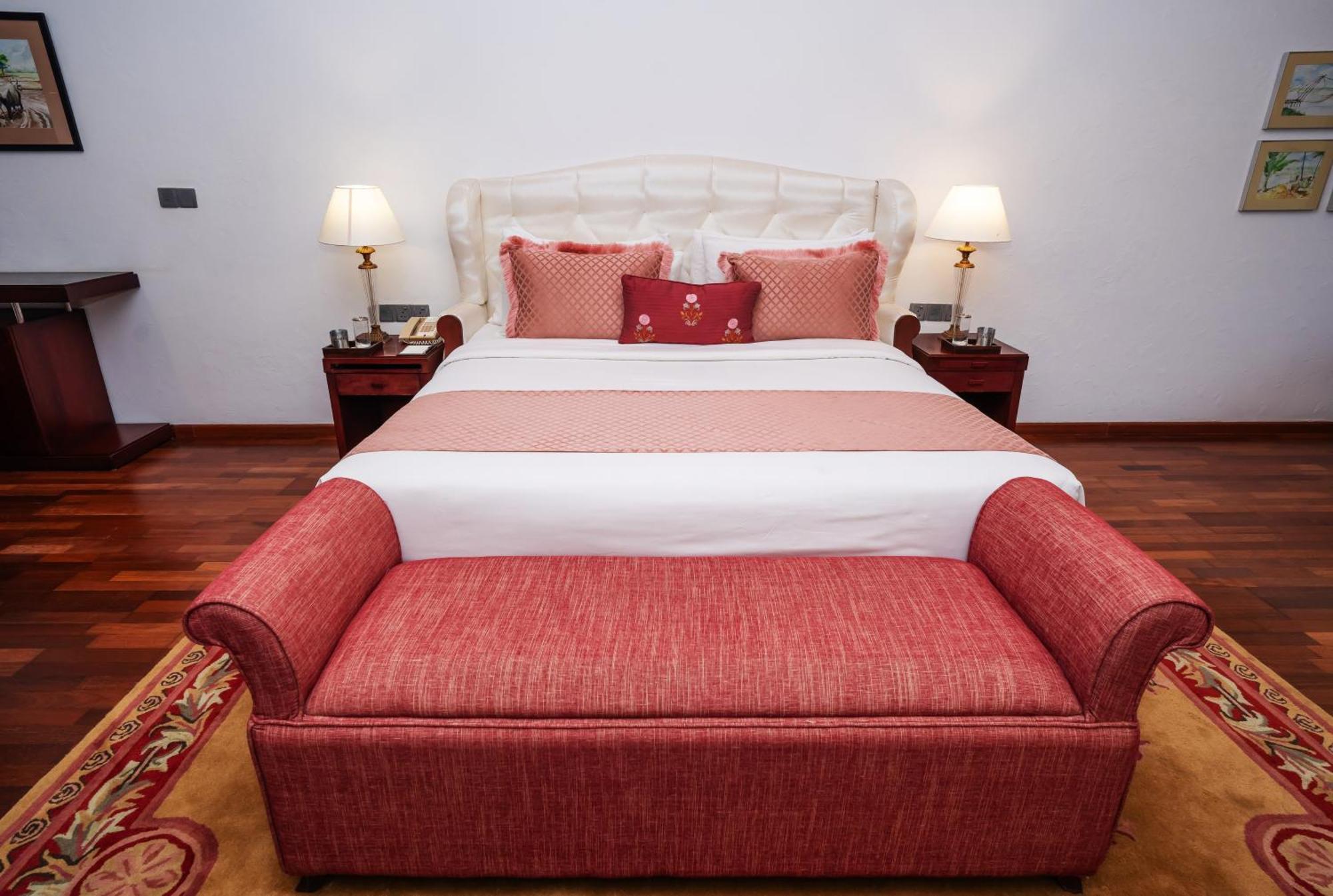 The Leela Ashtamudi, A Raviz Hotel Kollam Εξωτερικό φωτογραφία A bedroom at the Taj Bengal