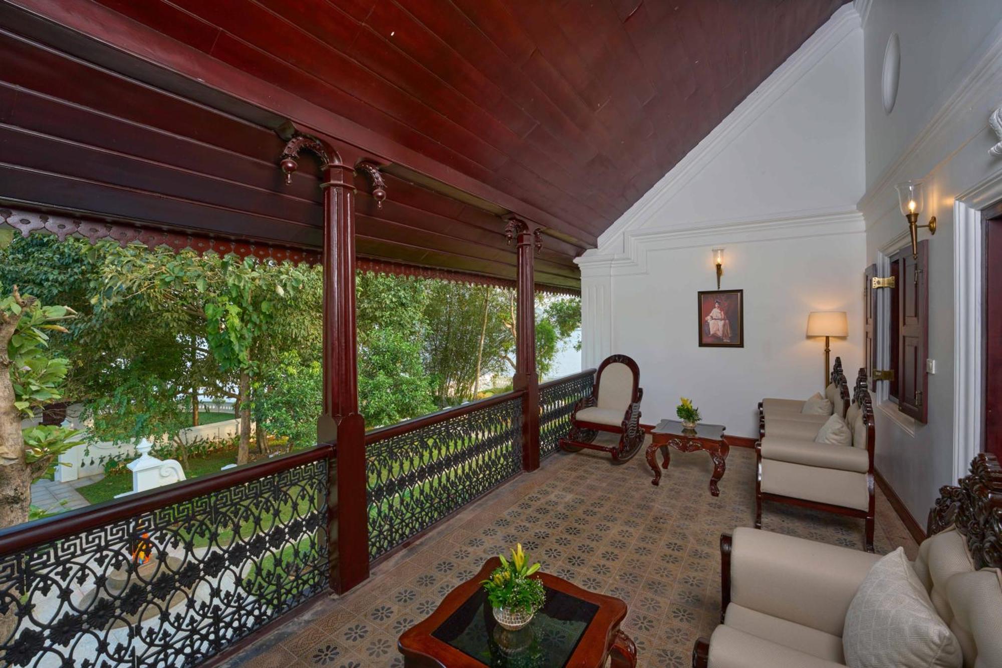 The Leela Ashtamudi, A Raviz Hotel Kollam Εξωτερικό φωτογραφία The verandah of a suite at the hotel