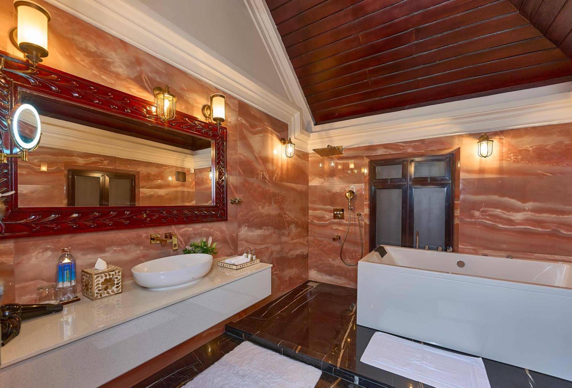The Leela Ashtamudi, A Raviz Hotel Kollam Εξωτερικό φωτογραφία Bathroom